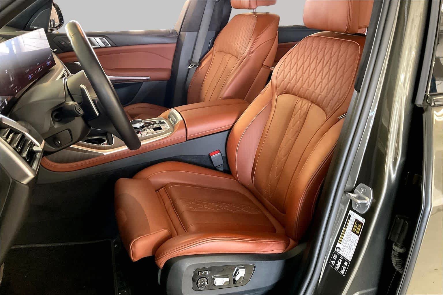 Used 2025 Manhattan Green Metallic BMW M60i image 7
