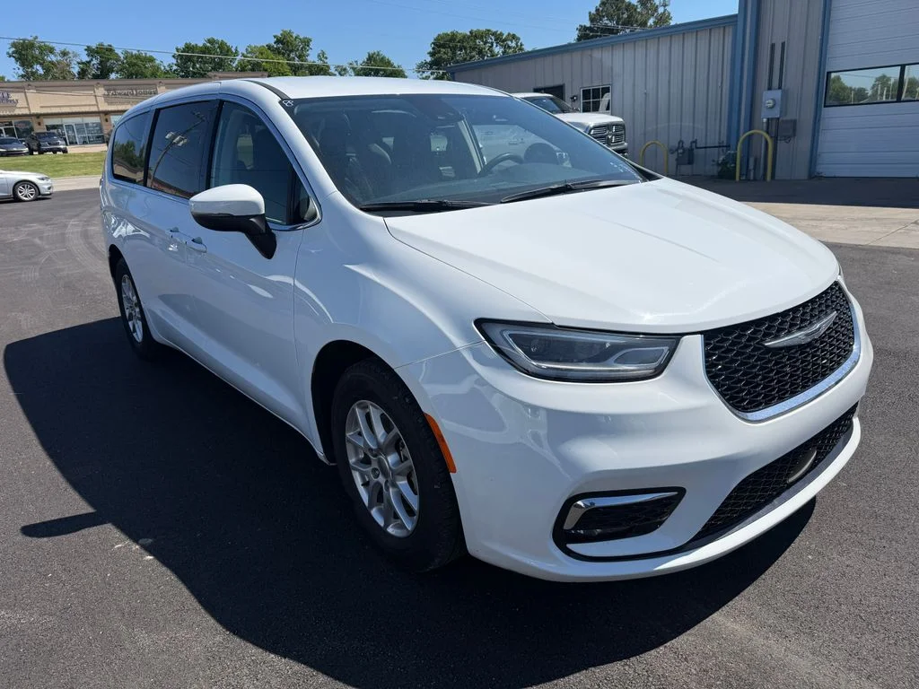 Used 2023 White Chrysler Touring L image 18