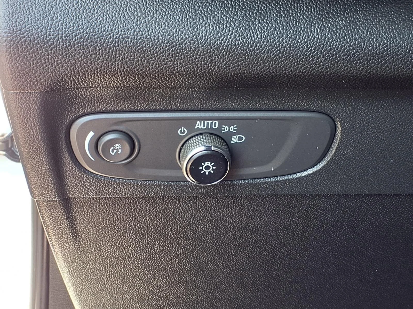 Used 2023 Summit White Buick Essence image 14