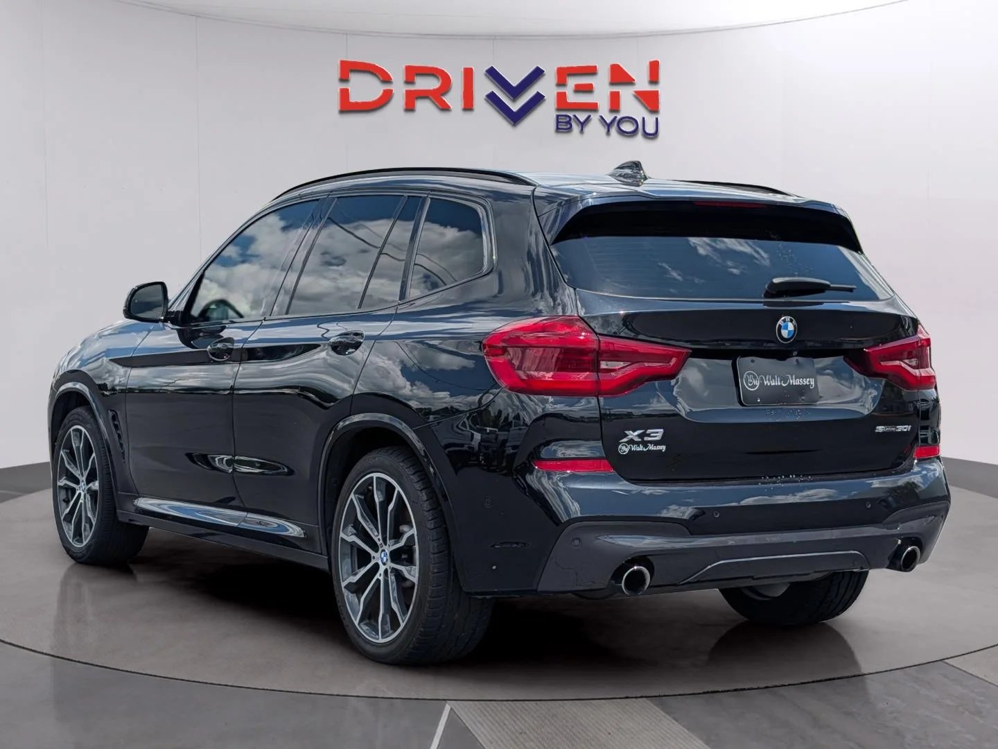 Used 2020 Black Sapphire Metallic BMW sDrive30i image 3