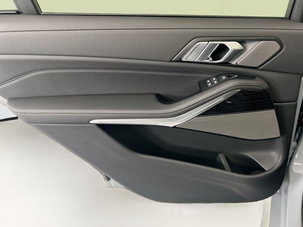 New 2027 Gray Metallic BMW xDrive40i image 25
