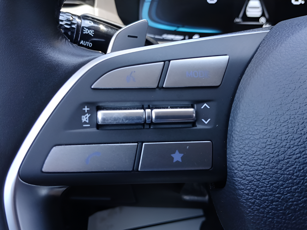 Used 2025 Silver Hyundai SEL image 19