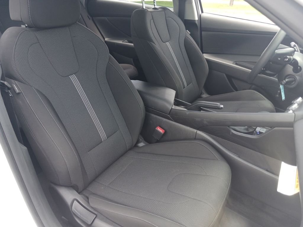 2025 Hyundai Elantra SE - Photo 16