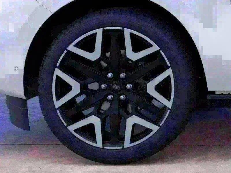 New 2025 Star White Ford Platinum image 51