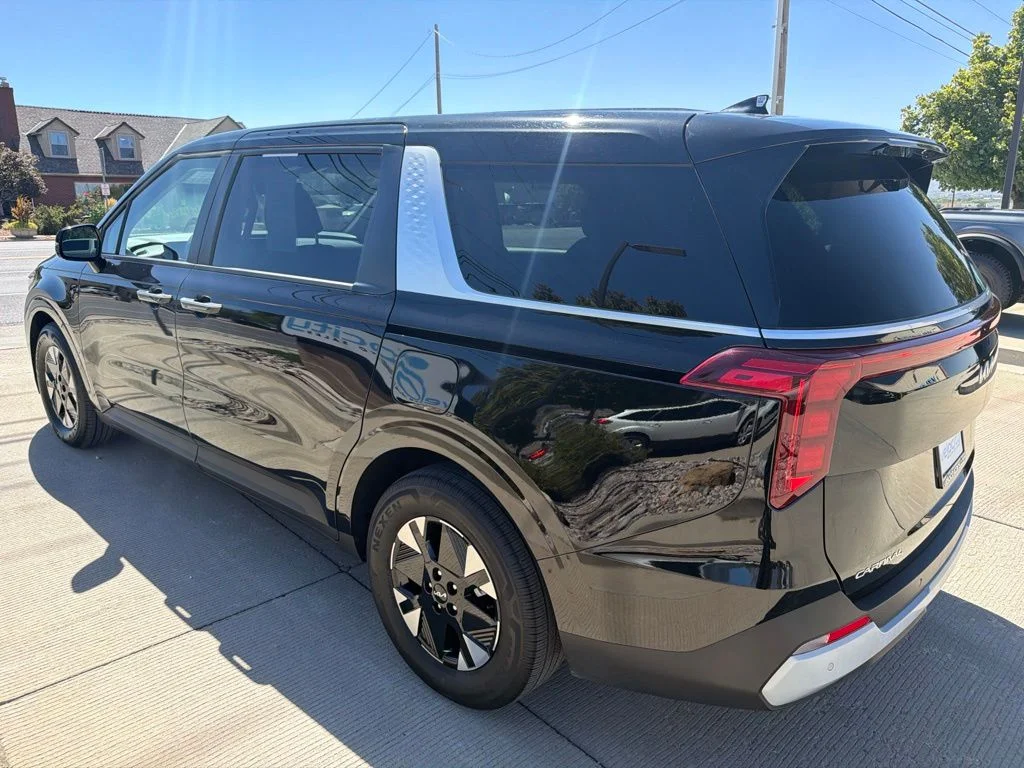 Used 2026 Black Kia LXS image 5