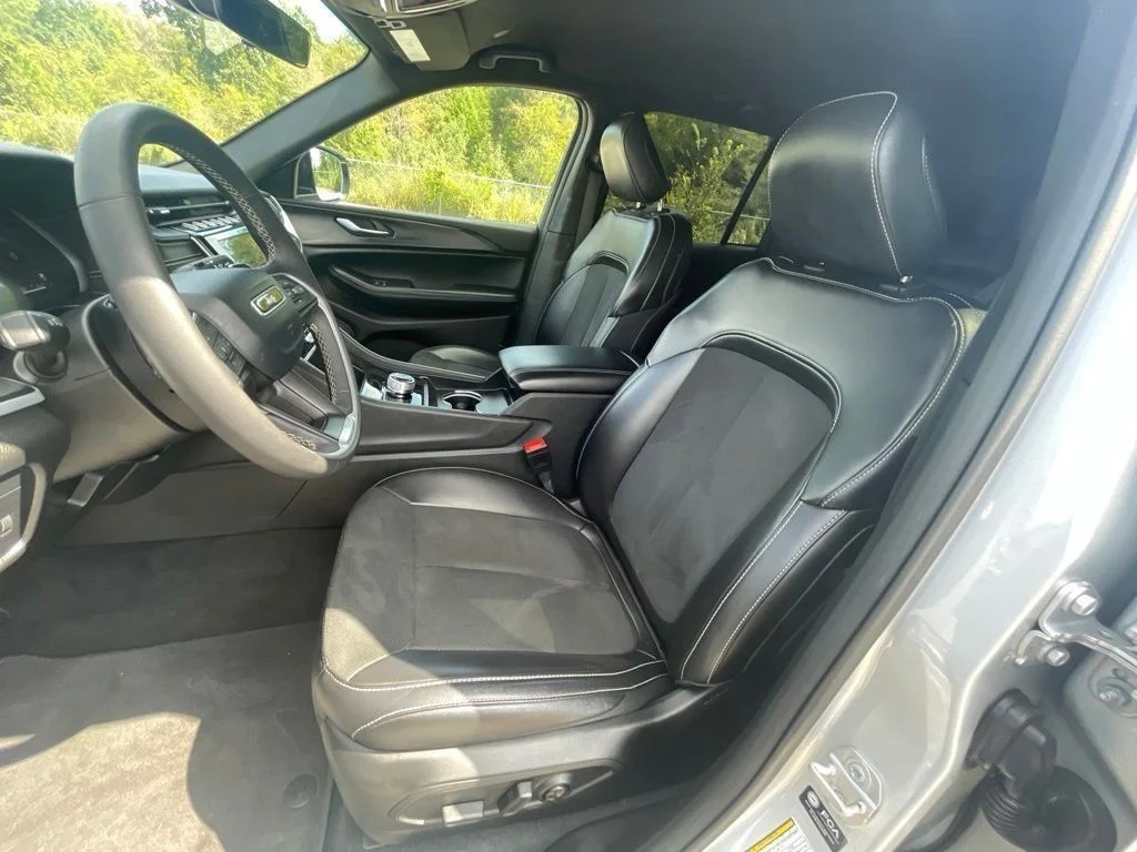Used 2025 Silver Jeep Altitude image 17