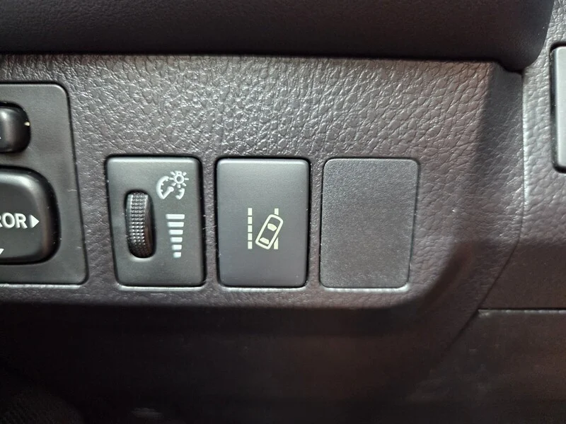 Used 2018 Silver Sky Metallic TOYOTA XLE AWD image 37