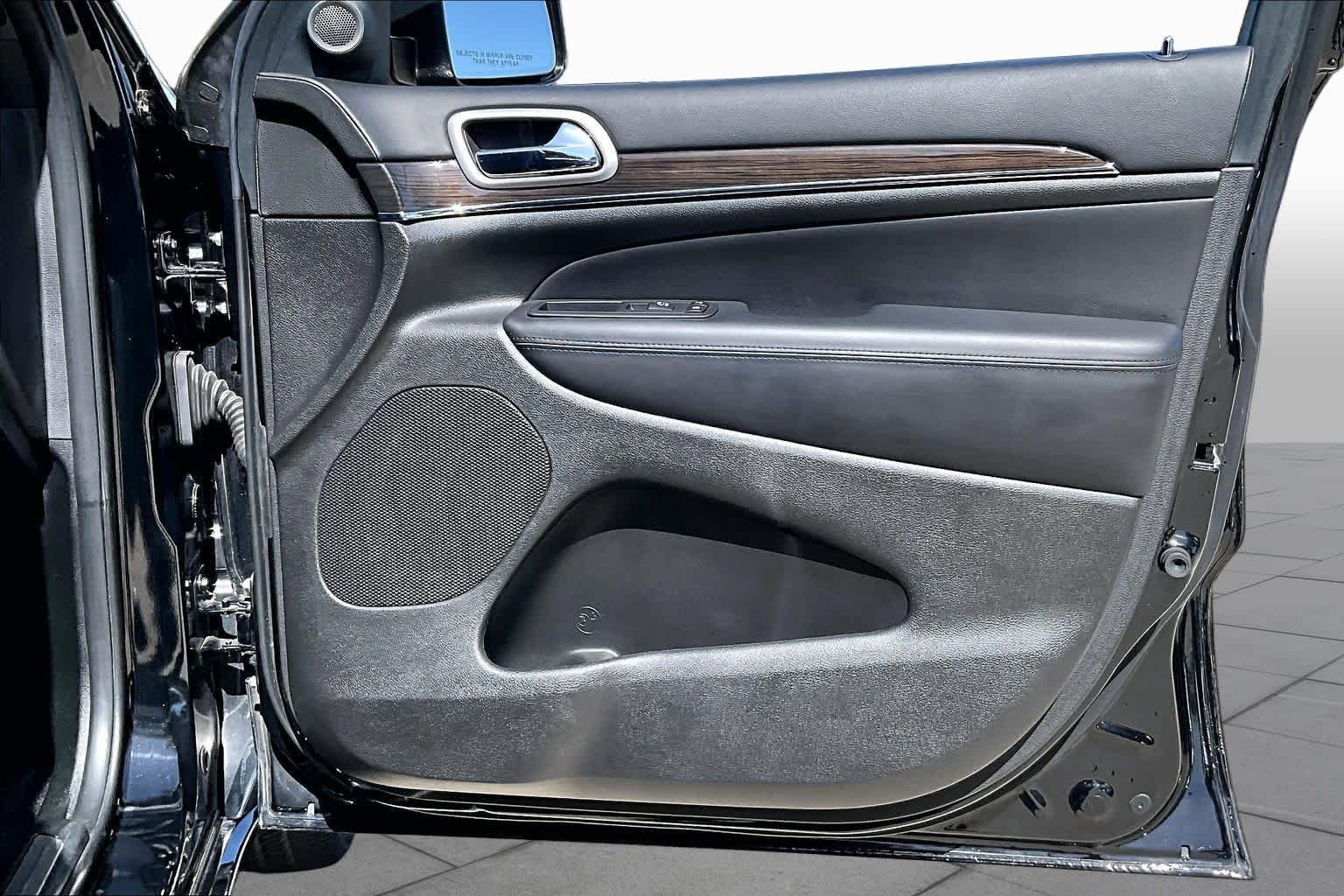 Used 2018 Diamond Black Crystal Pearlcoat Jeep Overland image 22