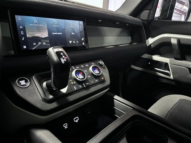 Used 2020 White Land Rover SE image 24
