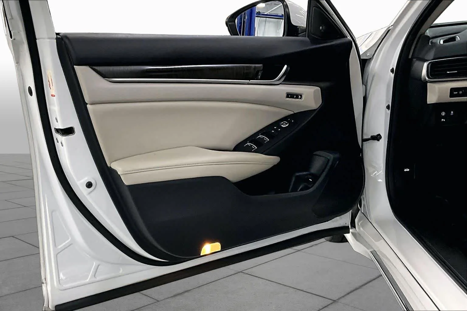 Used 2022 Platinum White Pearl Honda EX-L image 20