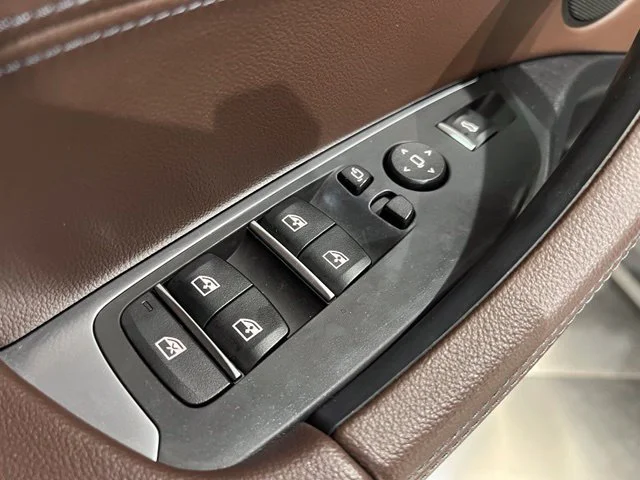 Used 2018 White BMW xDrive30i image 11