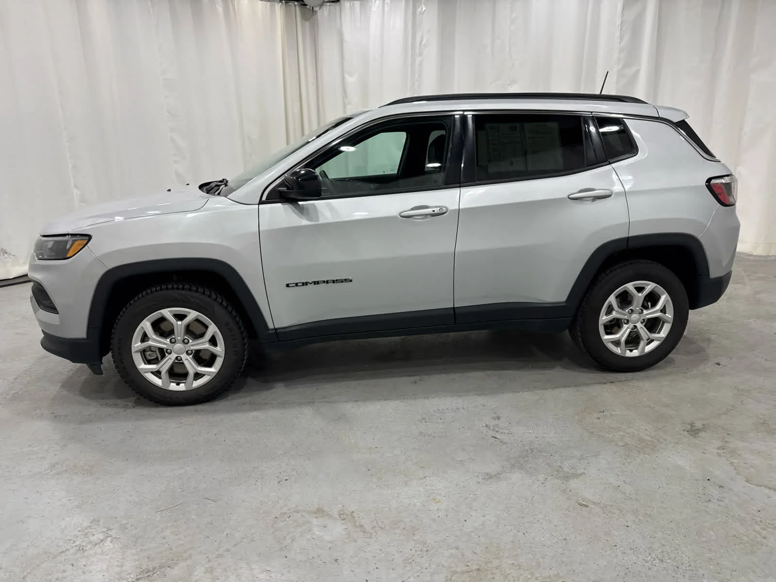 Used 2024 Sil/silver Jeep Latitude image 2