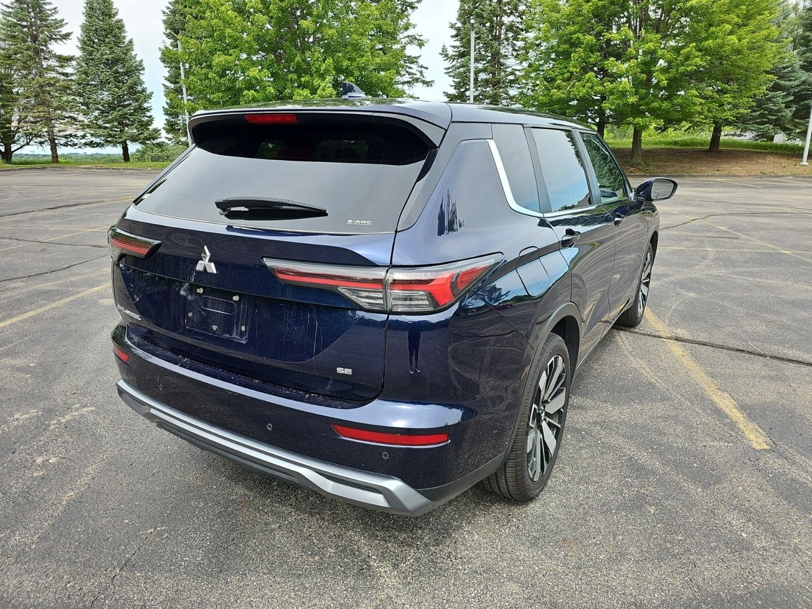 Used 2025 Silver Mitsubishi SE image 5