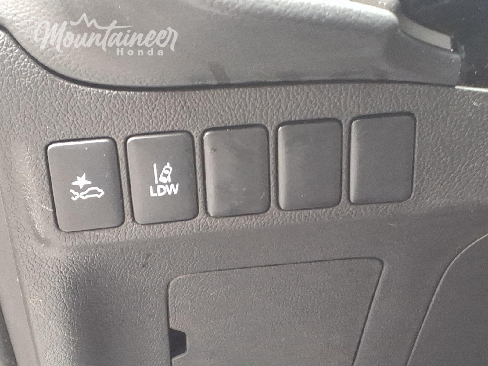 Used 2020 Alloy Silver Metallic Mitsubishi SE image 28