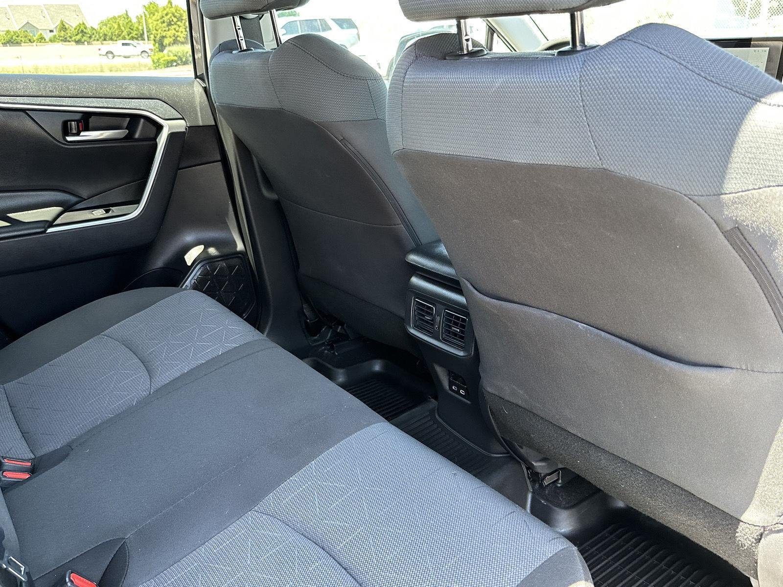 2025 Toyota RAV4 XLE - Photo 42
