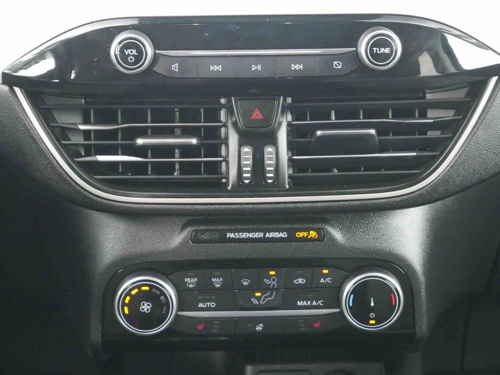 Used 2022 Red Ford SE image 8