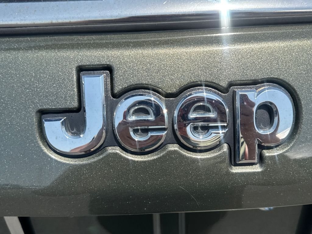 Used 2020 Green Jeep Latitude image 32
