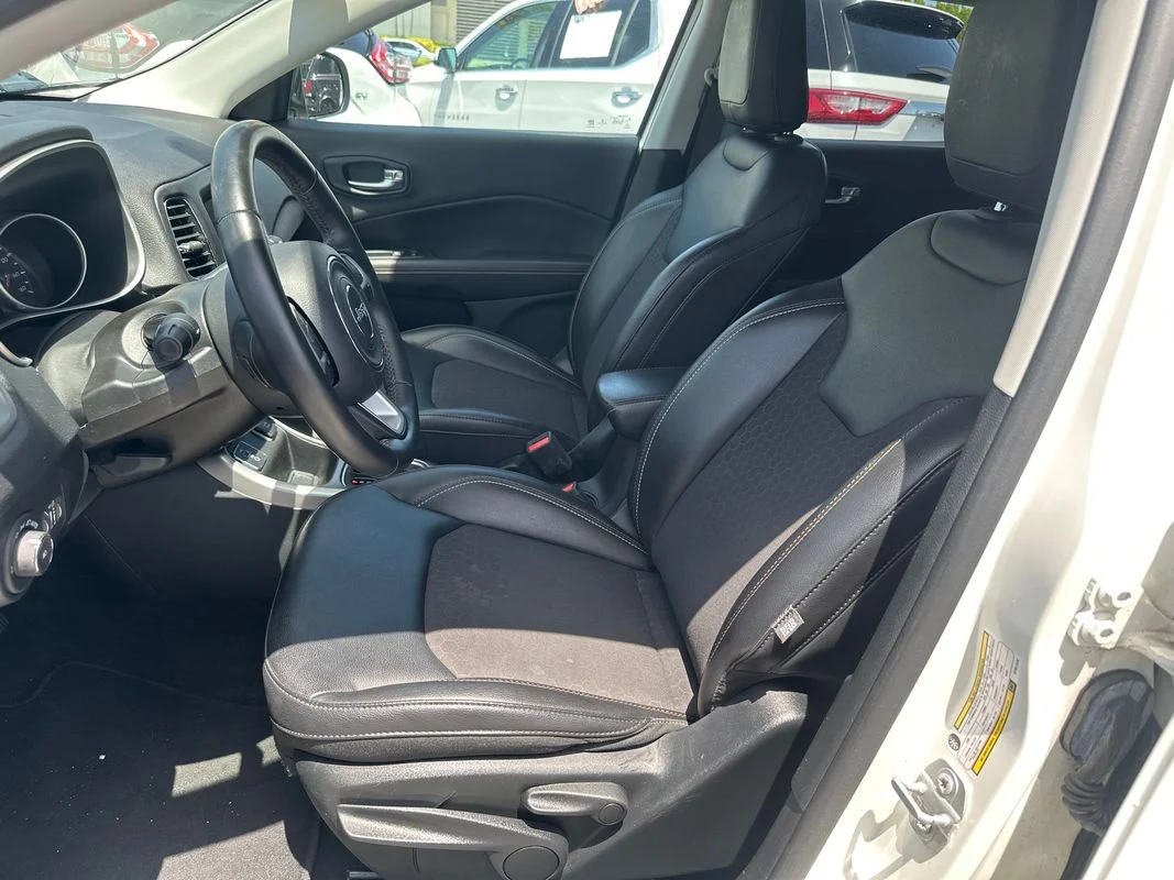 Used 2019  Jeep Latitude FWD image 18