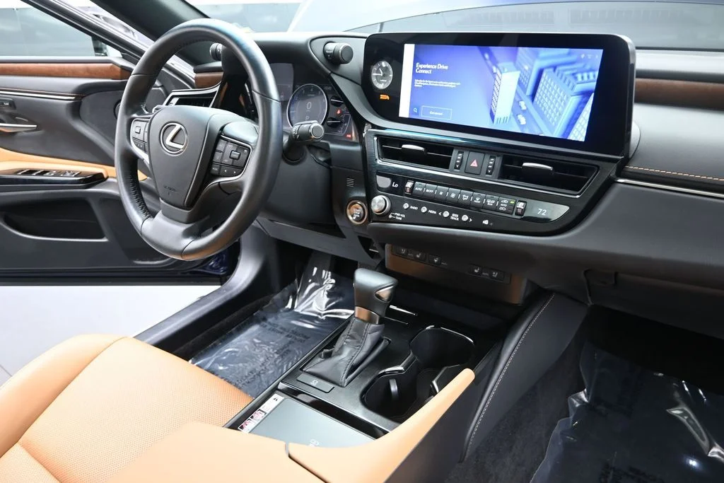Used 2023  Lexus 350 image 29