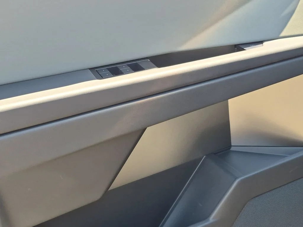Used 2025  Tesla Long Range image 13