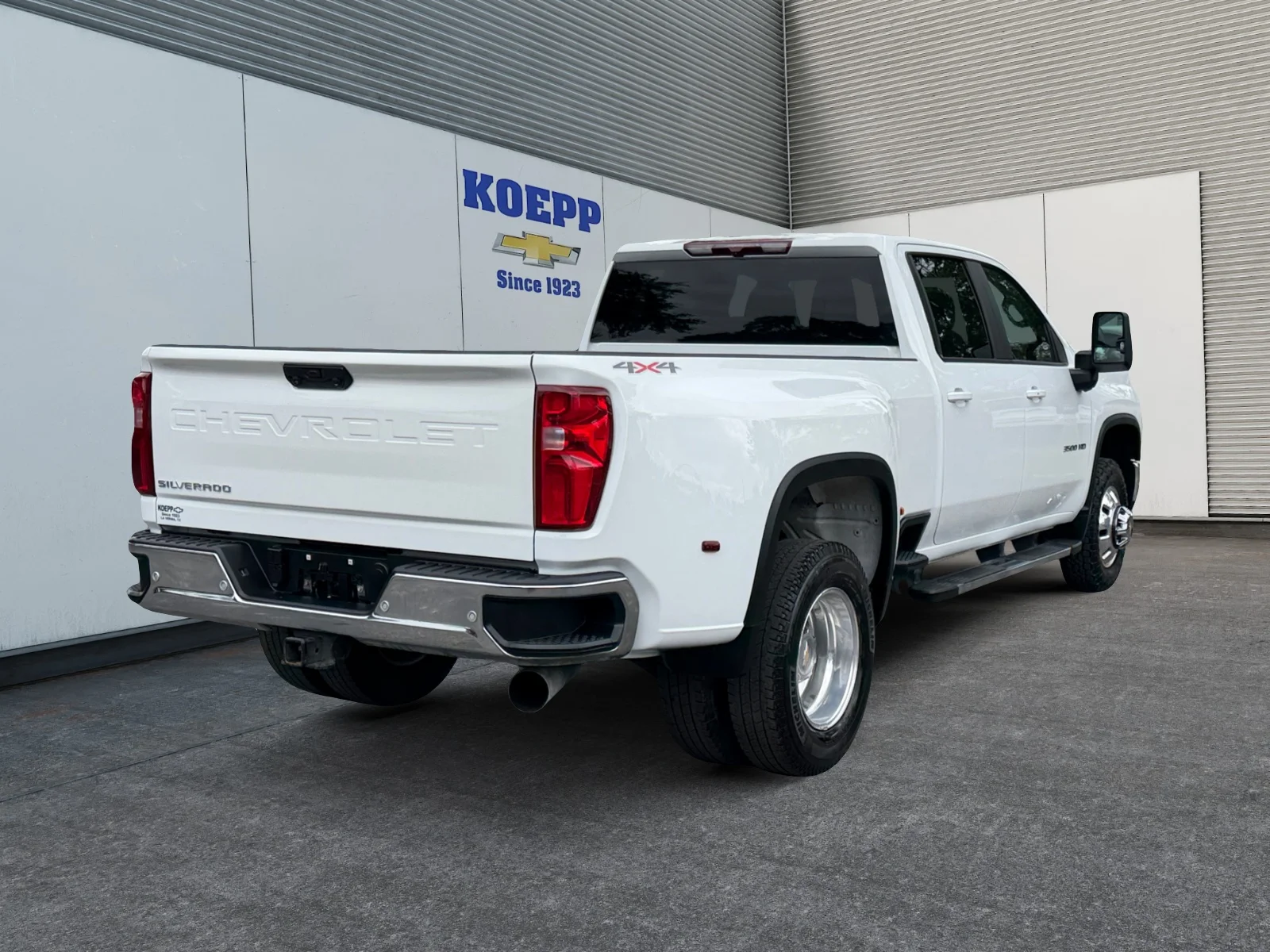 Used 2025 Summit White Chevrolet LT DRW image 5
