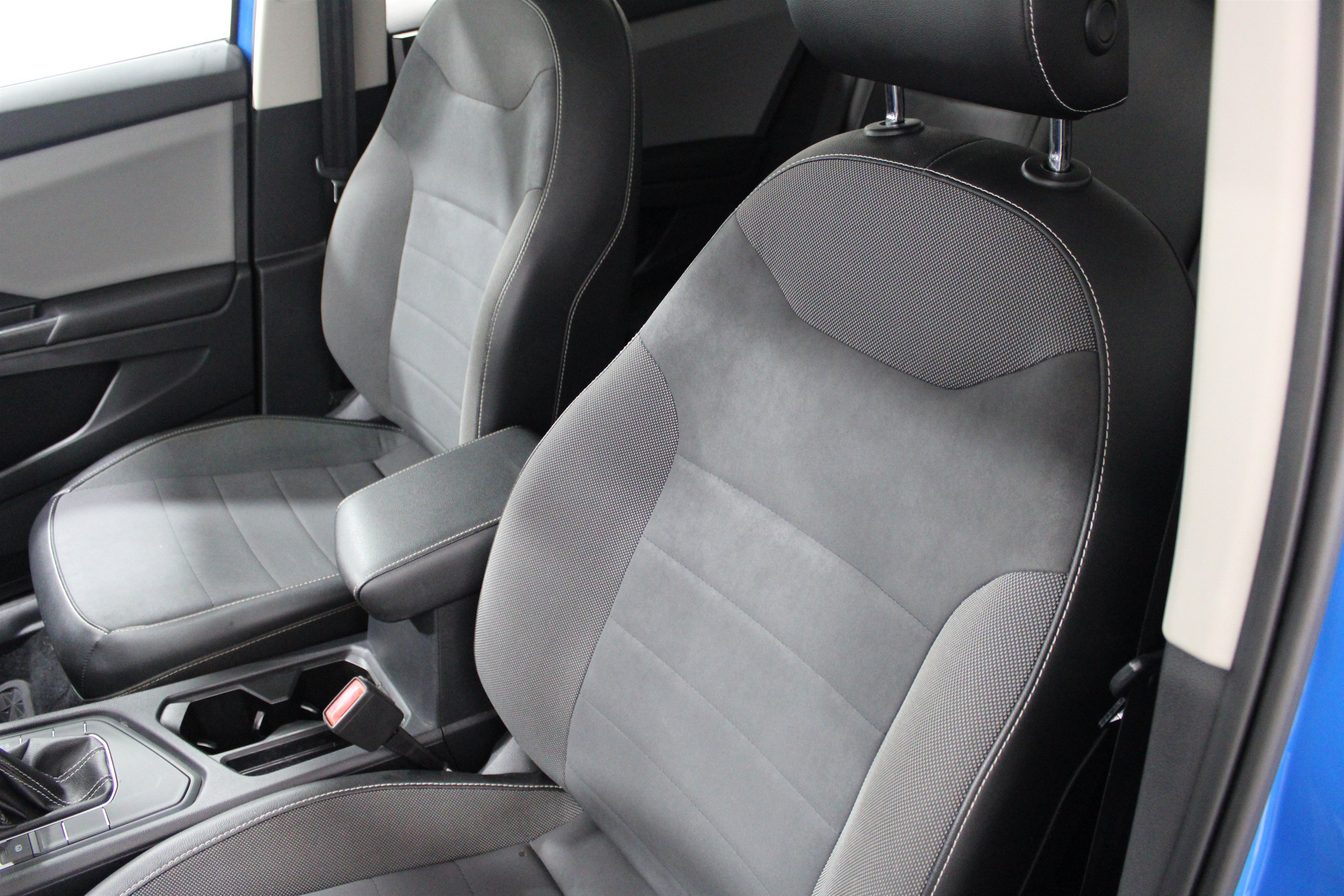 Used 2022 Blue Volkswagen SE image 6