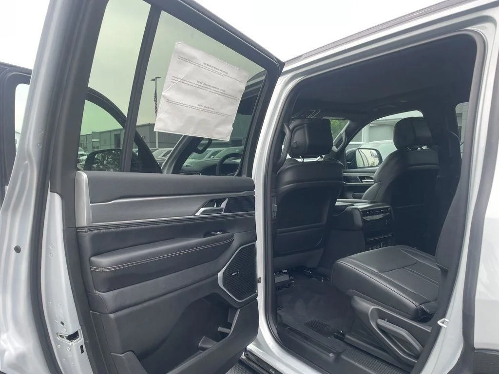 New 2026 Silver-Zynith Exterior Paint Jeep  image 30