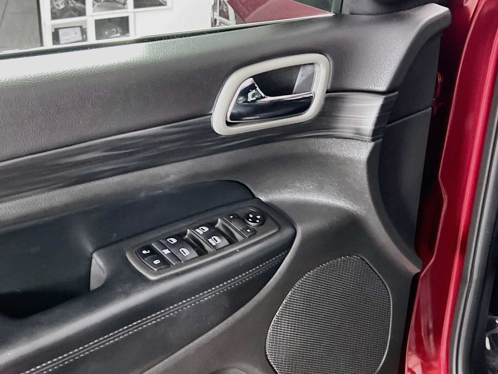 Used 2021 Velvet Red Pearlcoat Jeep Laredo E image 18