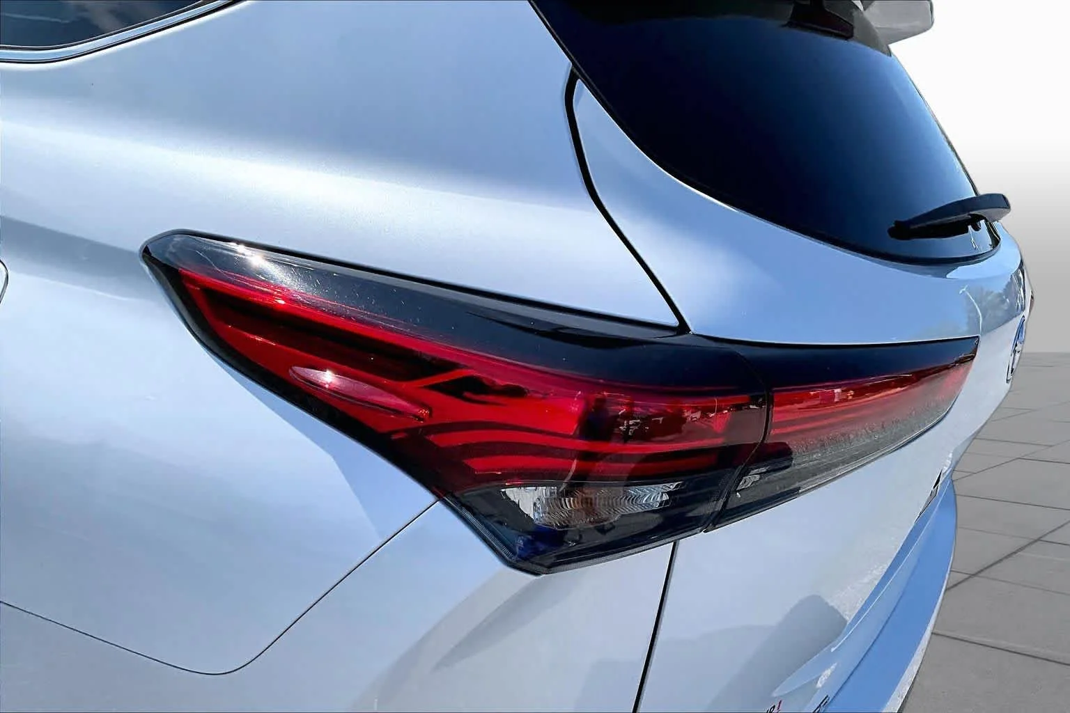 Used 2023 Wind Chill Pearl Toyota Hybrid XLE image 26