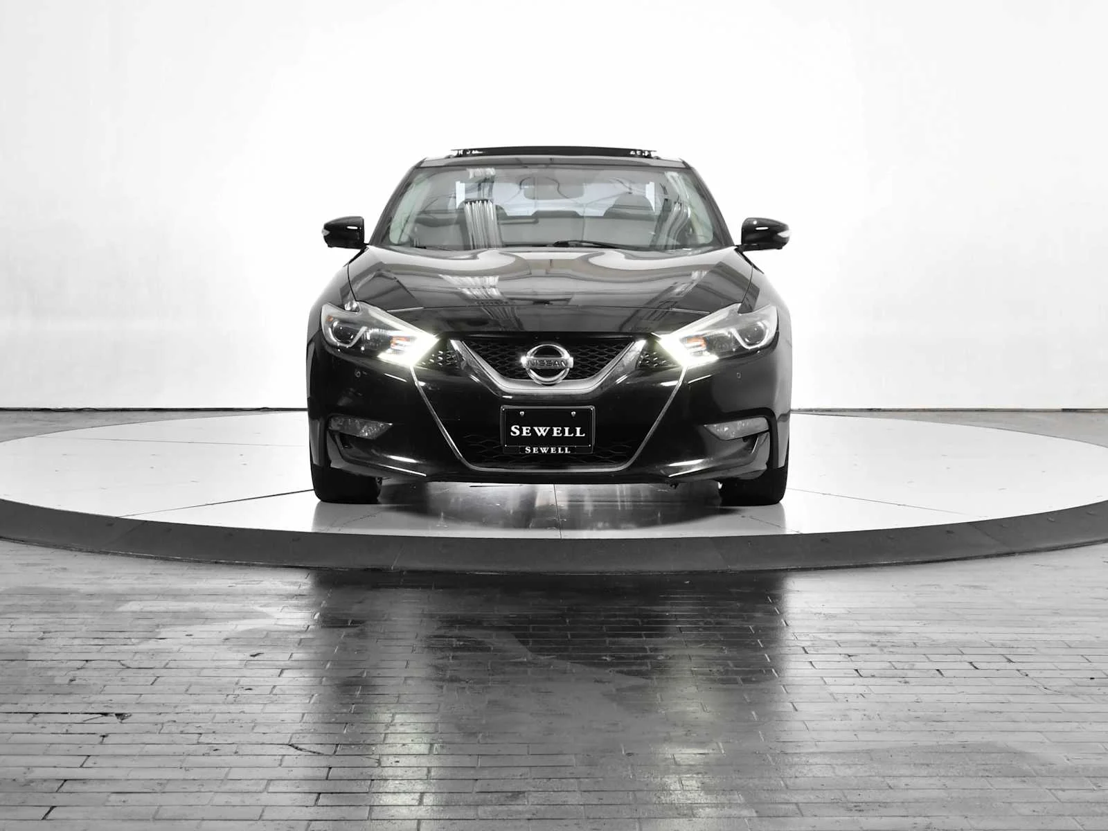 Used 2016 Super Black Nissan 3.5 Platinum image 9