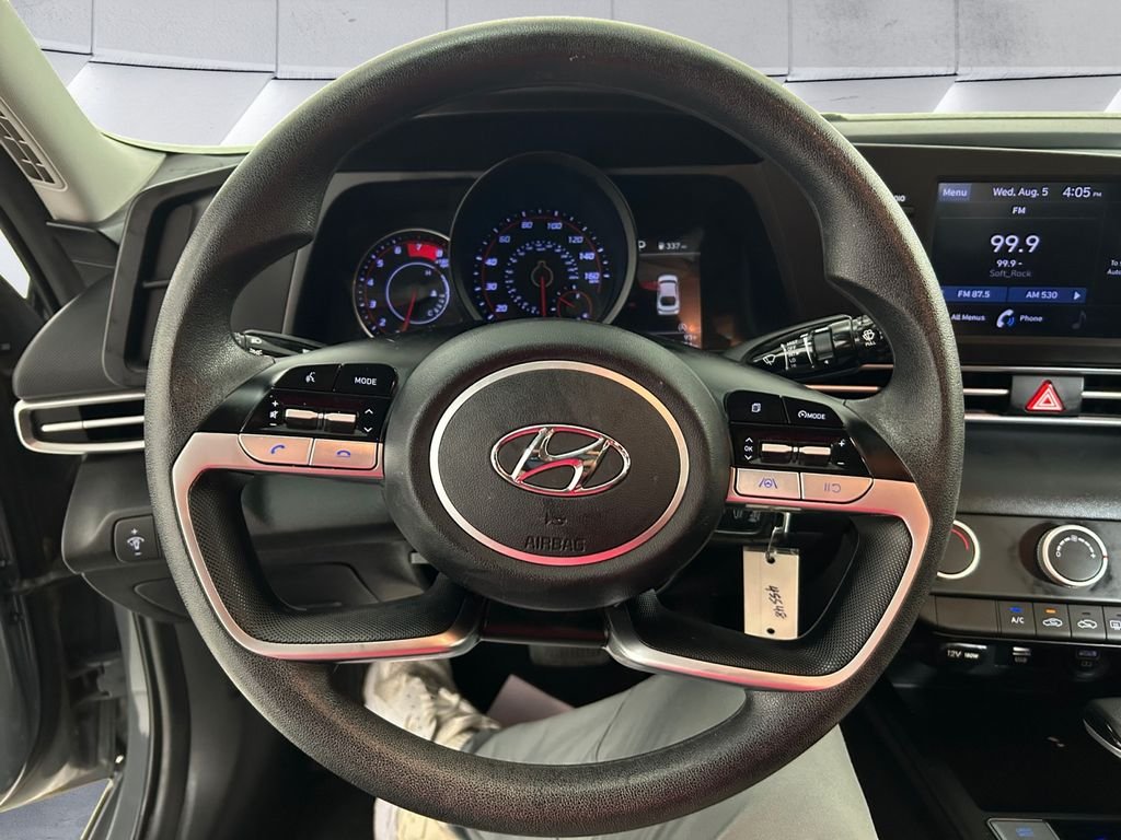 Used 2022 Gray Hyundai SE image 9