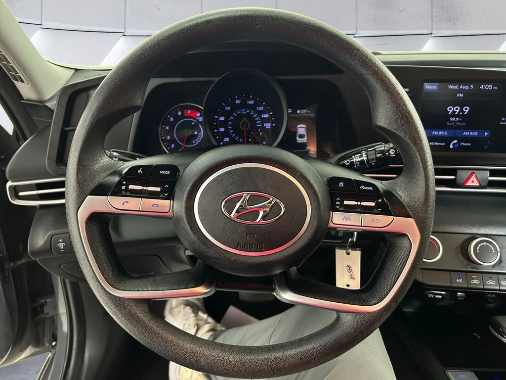 Used 2022 Gray Hyundai SE image 9