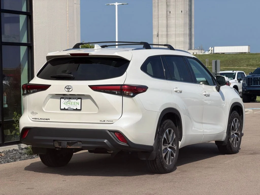 Used 2021 White Toyota XLE image 5