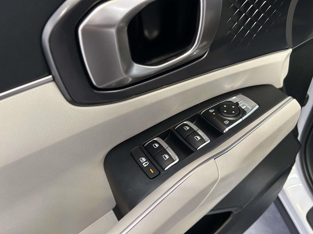 Used 2025 White Kia S image 18