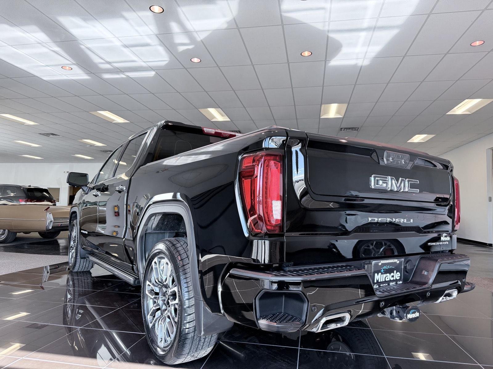 Used 2025 Onyx Black GMC Denali Ultimate image 7