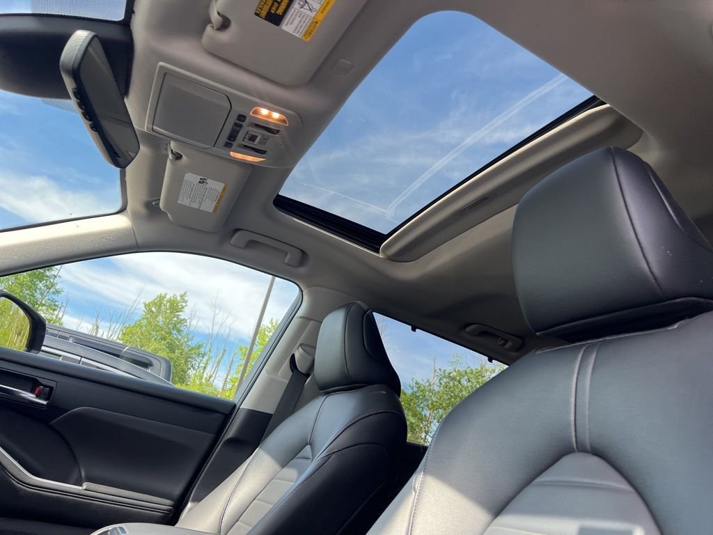 Used 2022 Red Toyota XLE image 9
