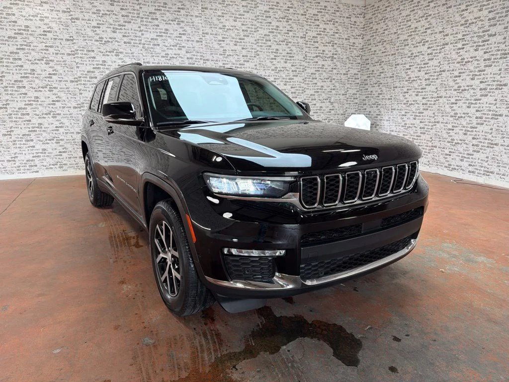 Used 2023 Diamond Black Crystal Pearlcoat Jeep Limited image 1