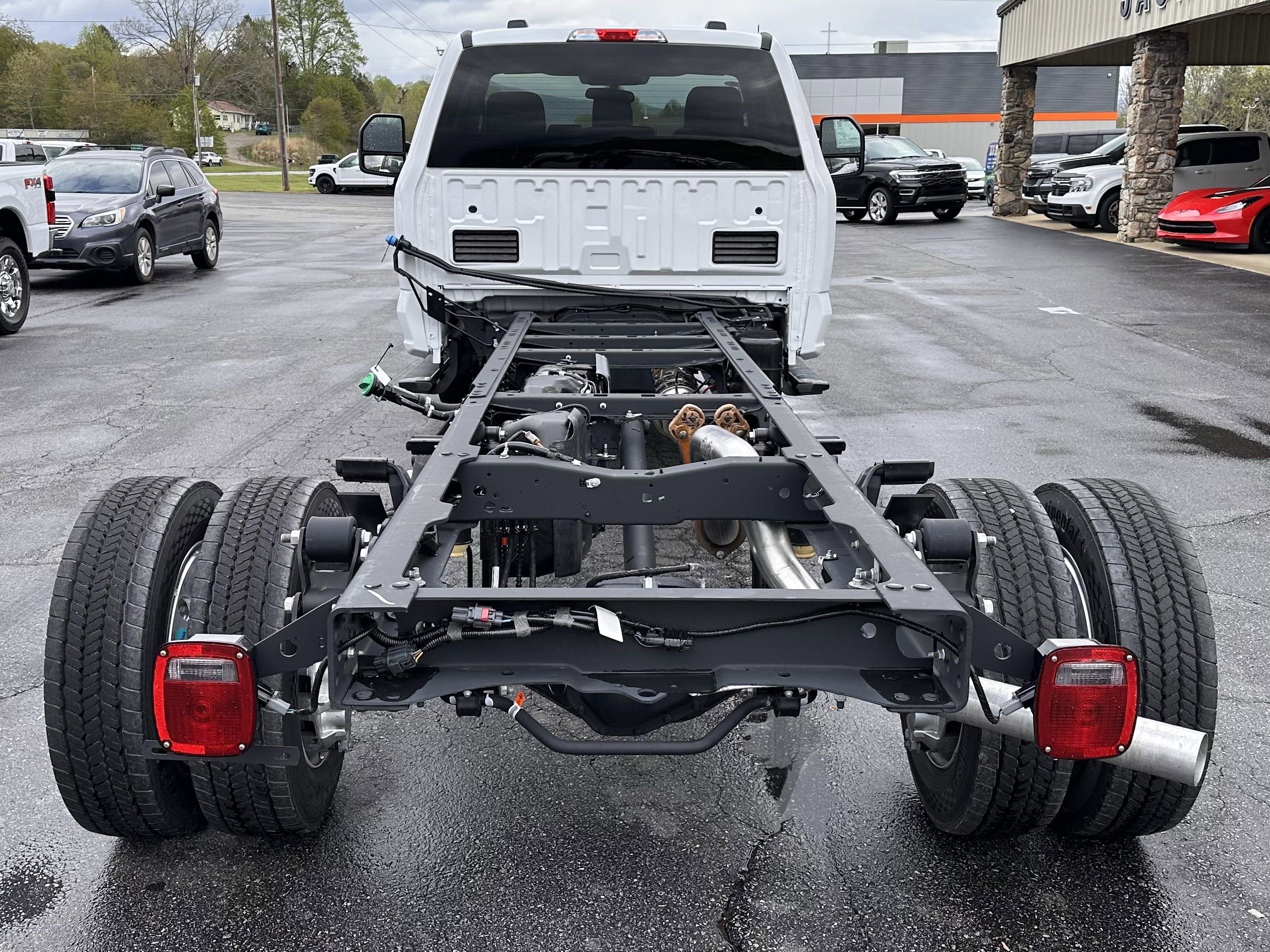 2025 Ford F-550 Super Duty Chassis Cab XLT - Photo 6