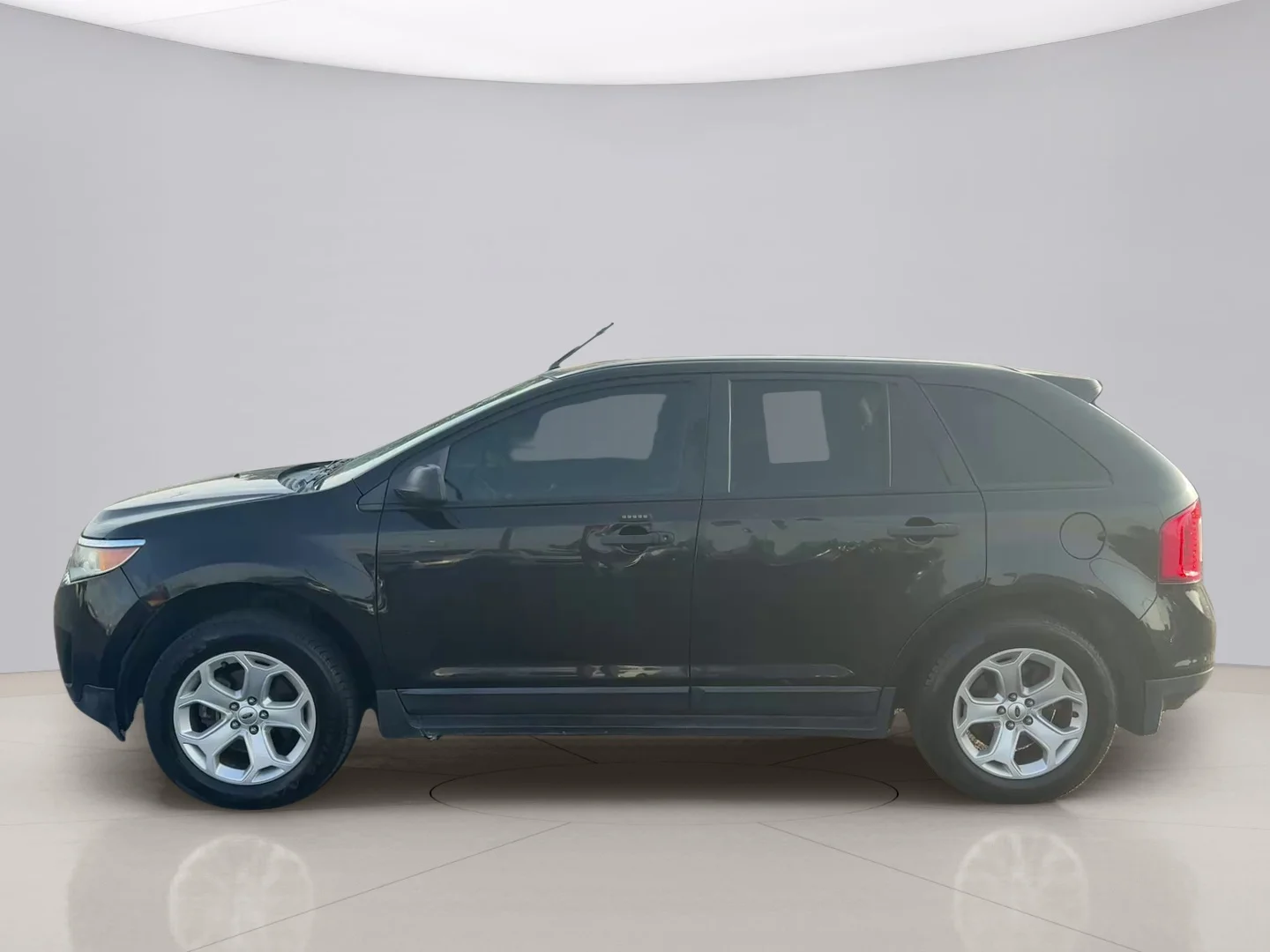 Used 2013 Black Ford SE image 2