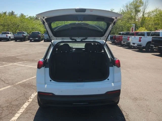 New 2027 Summit White Chevrolet LT image 27
