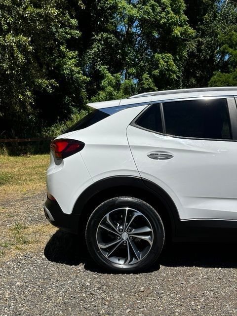 Used 2022 Summit White Buick Select image 33
