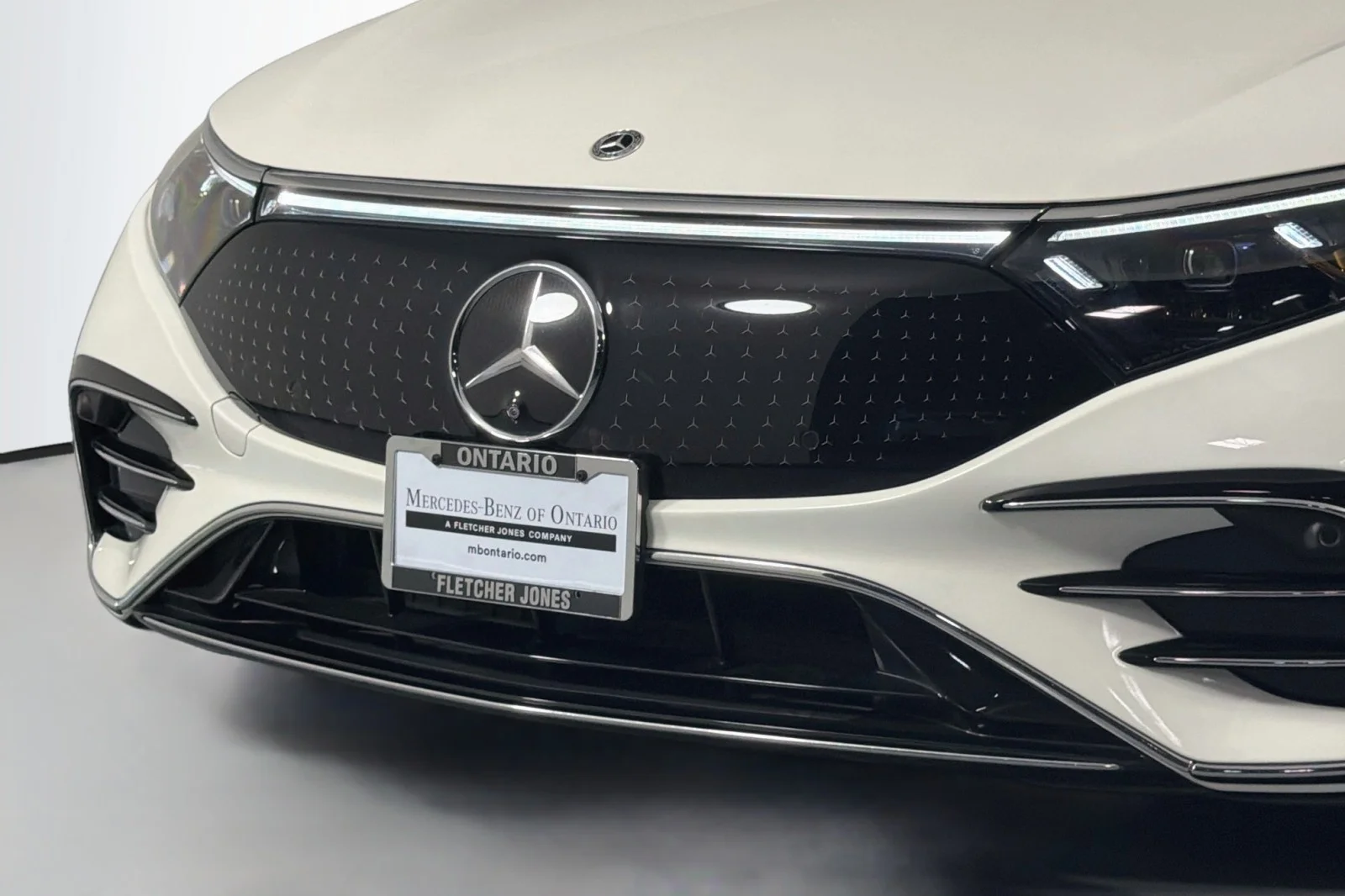 Certified Used 2023 MANUFAKTUR Diamond White Mercedes-Benz EQS 450+ image 13