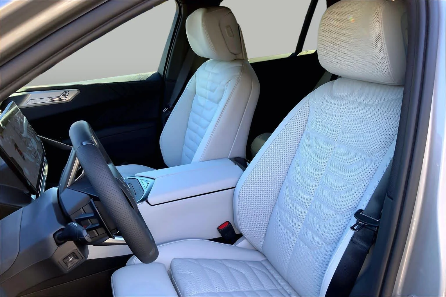 New 2027 Space Silver Metallic BMW 40 xDrive image 9