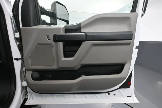 Used 2019 White Ford XL image 39