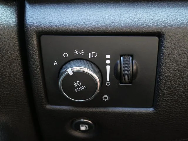 Used 2020 Velvet Jeep Overland image 17