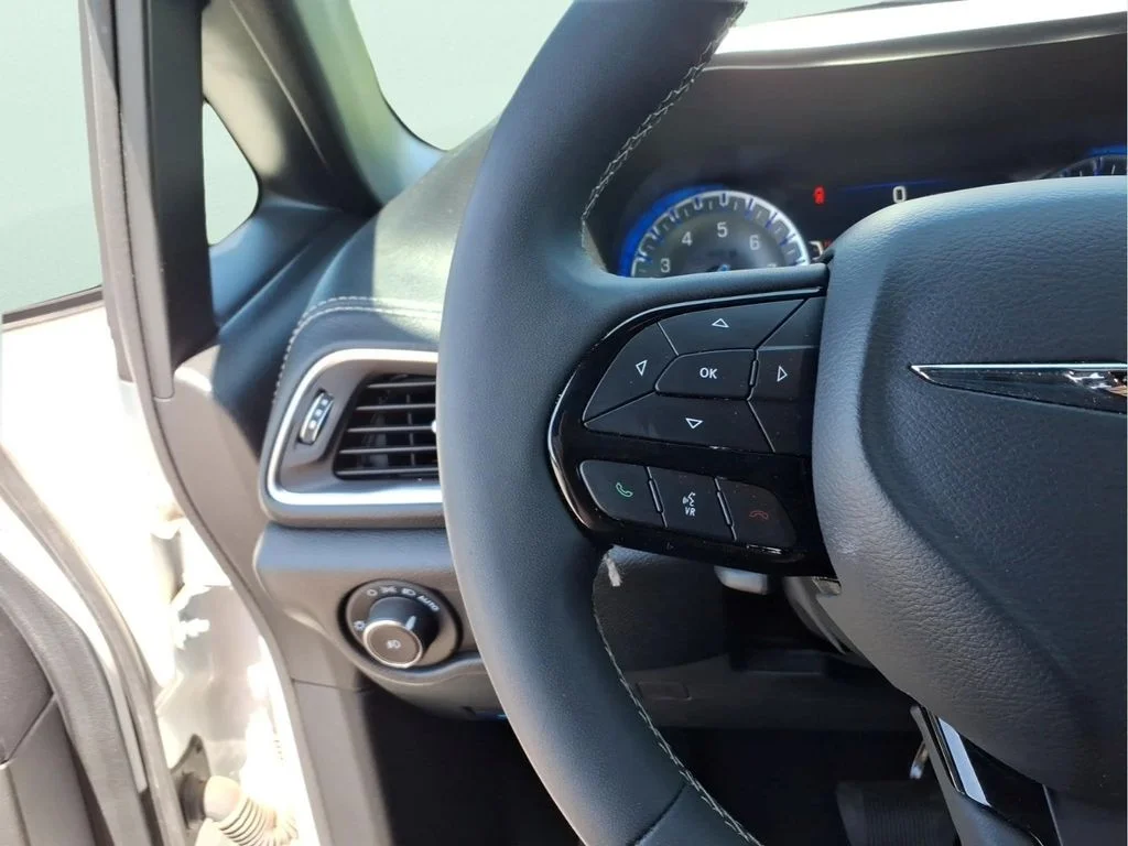 Used 2025 White Chrysler Limited image 29