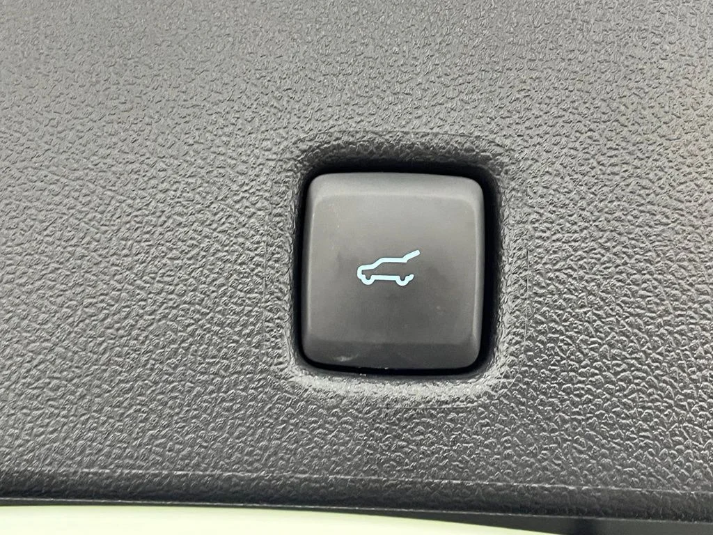 Used 2022 Black Ford SE image 13