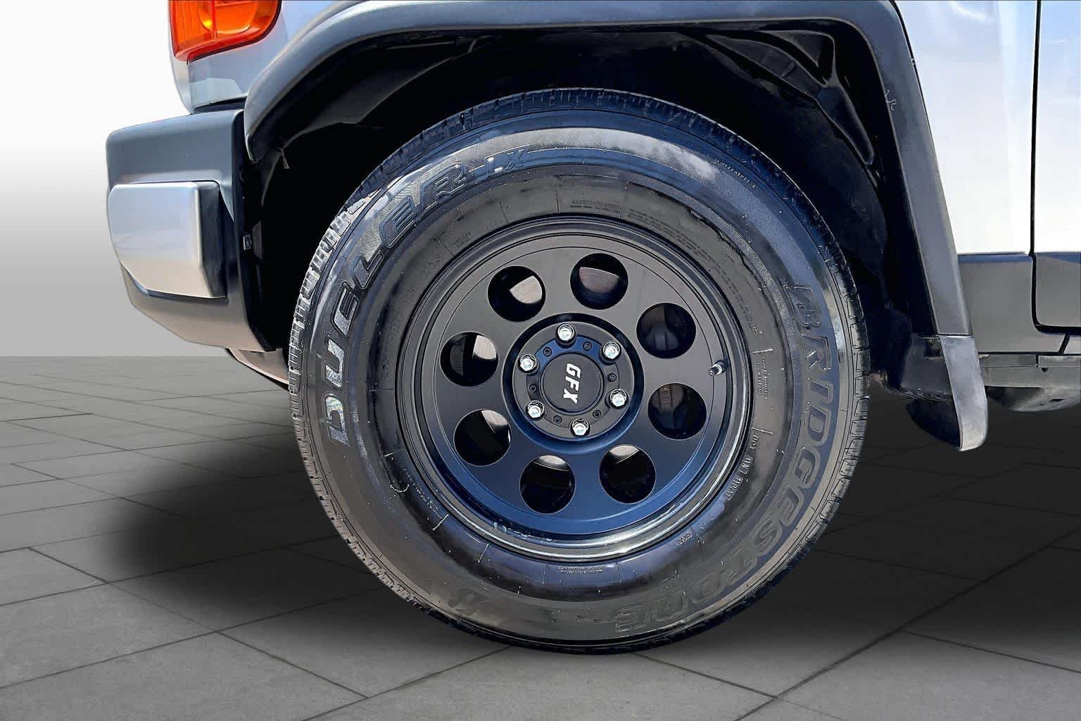 Used 2008 White / Titanium Metallic Toyota  image 10