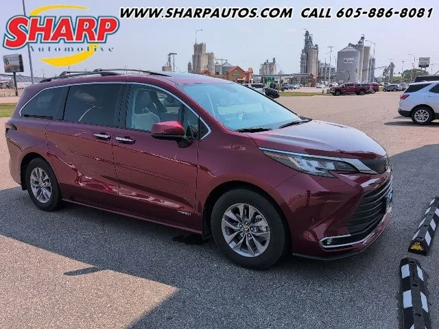2021 Toyota Sienna XLE 7-Passenger Hybrid FWD's photo