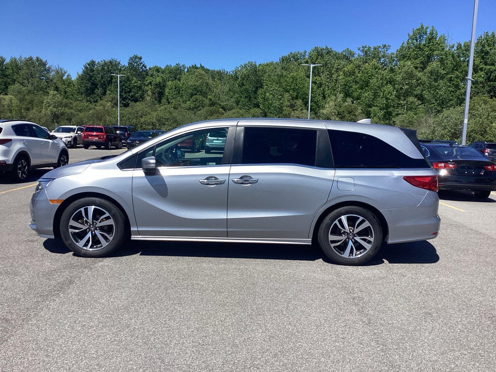 Used 2021 Lunar Silver Metallic Honda Touring image 4